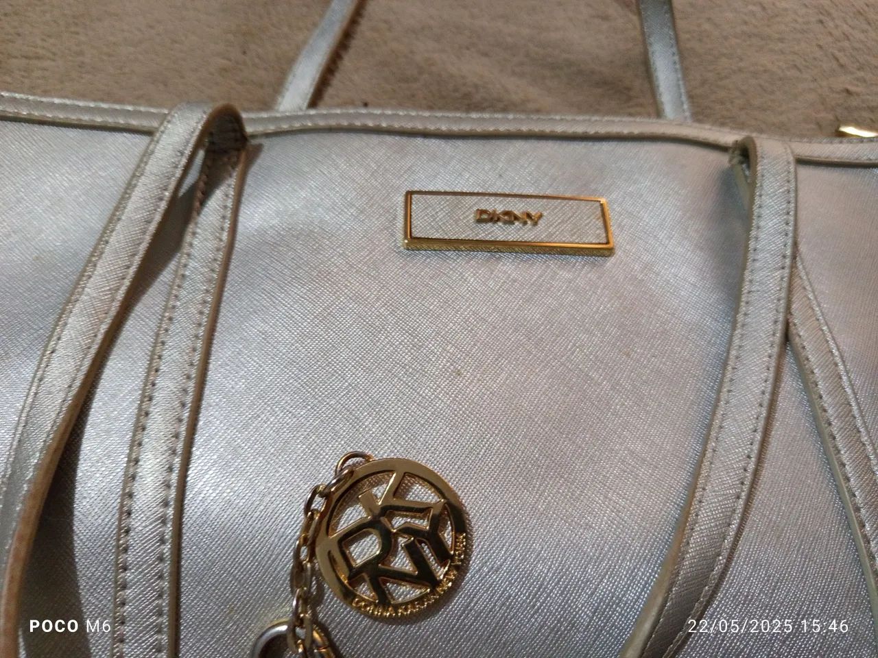 Bolsa DKNY Prateada Elegante - Foto 5