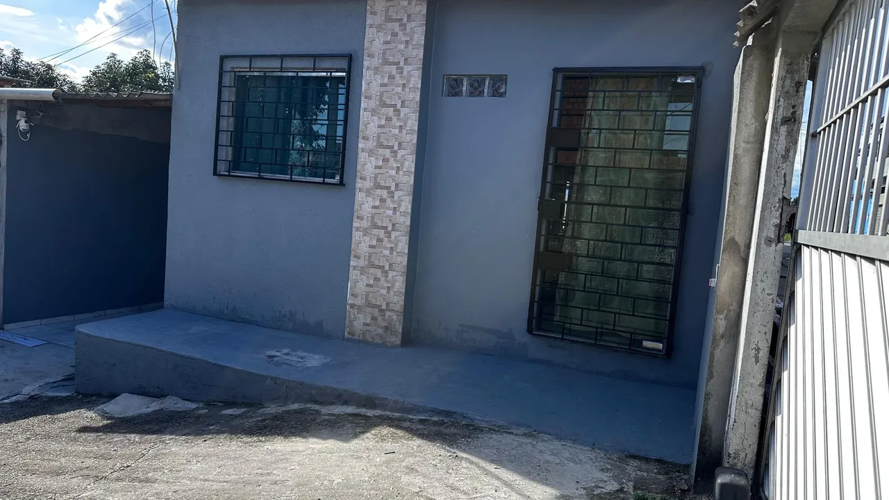 Alugo casa seme imobiliáda 2 quarto sala cozinha banheiro com garagem e moto