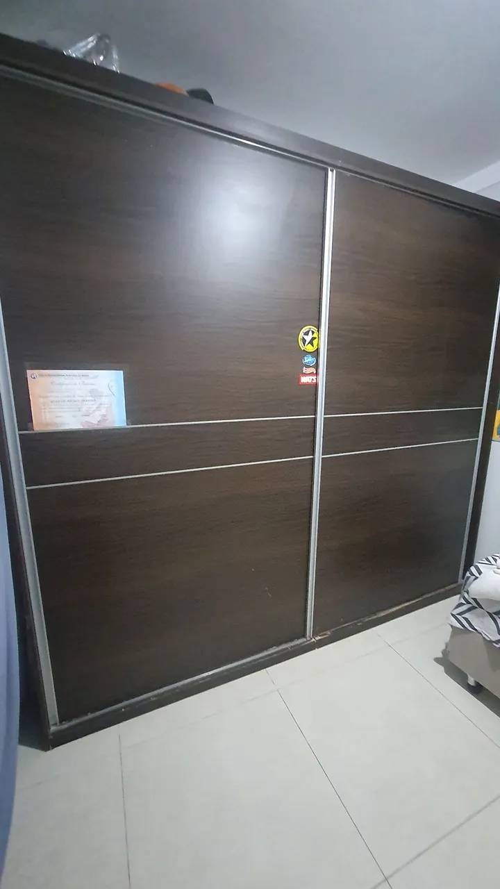 Guarda-Roupa de Casal Amadeirado com Portas de Correr