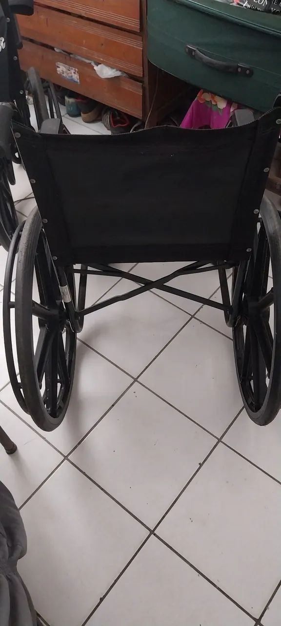 Cadeira de rodas dobrável e cadeira de banho em alumínio. 