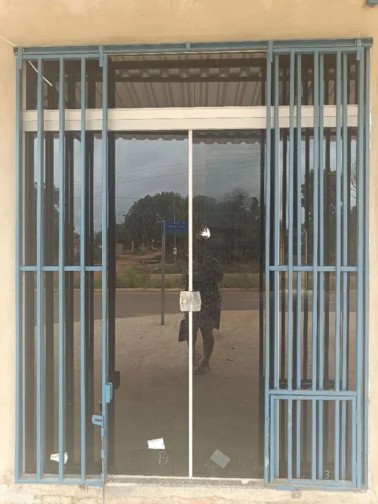 Vendo porta no vidro fumê, porta nova menos de um mês que foi instalada 