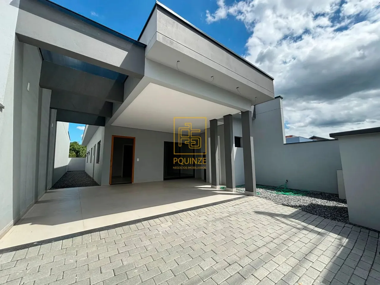 Casa espaçosa com garagem multifuncional no bairro Benedito