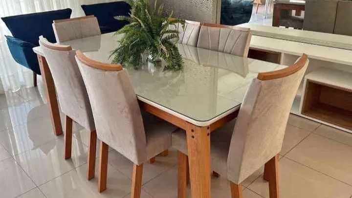 Mesa de Jantar com Cadeiras Elegantes
