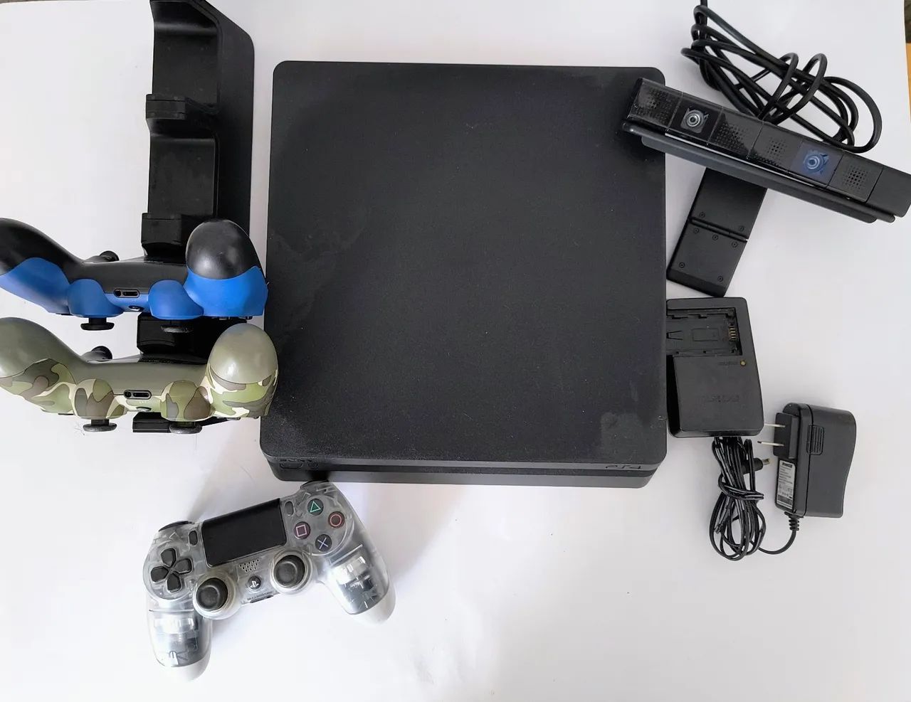 PLAYSTATION 4 + 3 CONTROLLERS + CHARGING STATION64717108101891121