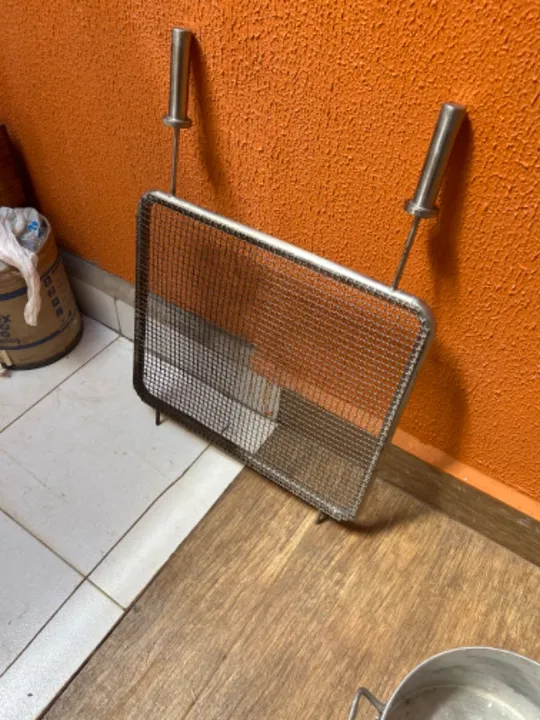 grelhas inox e aluminio taxo mesa de madeira