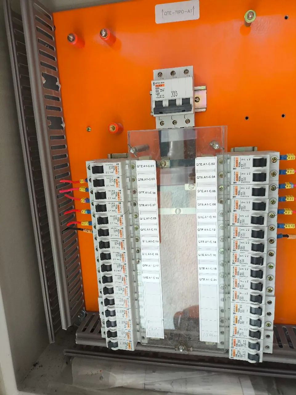 Caixa de disjuntor ou caixa de distribuição elétrica 