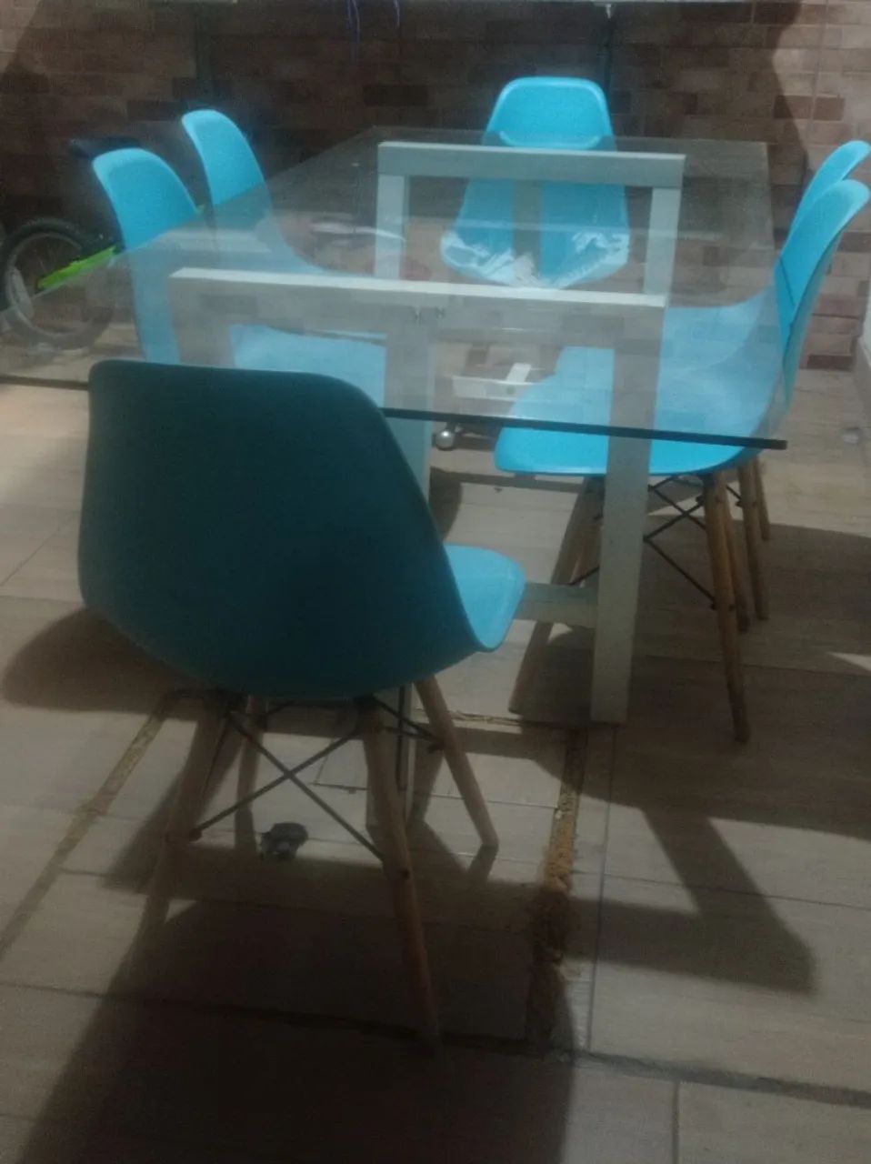 Mesa de vidro com 6 cadeiras azuis - Foto 2