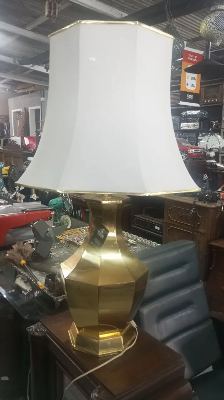 Abajur de mesa dourado com cúpula branca