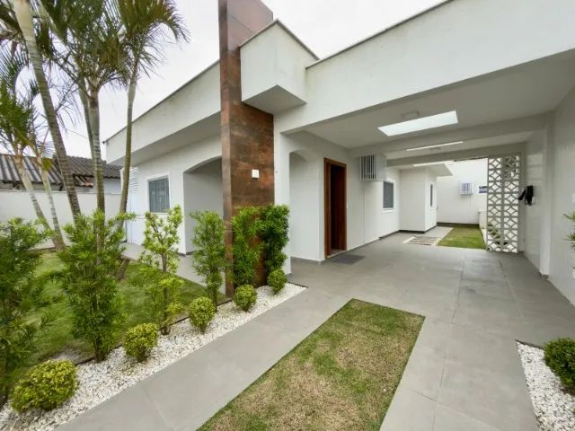 Casa em Laguna, 3 Quartos. Piscina e Área de Festas. Totalmente mobiliada. 