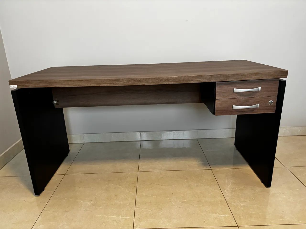 Mesa escritório reta com gavetas
