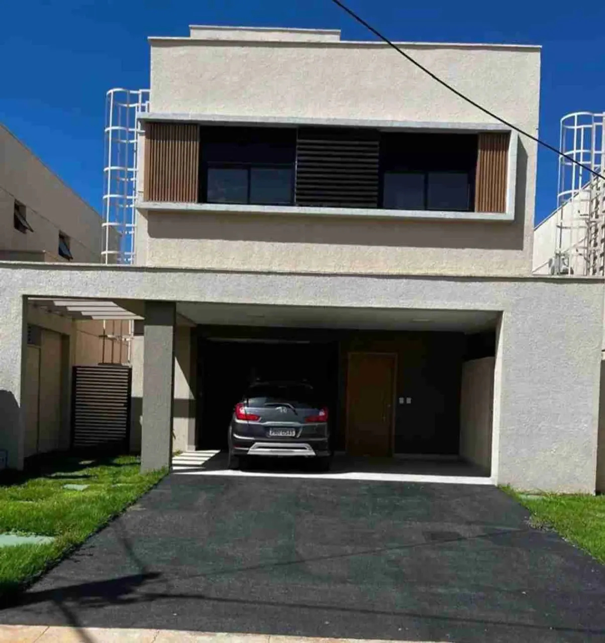 Imóvel para aluguel possui 180 metros quadrados com 4 quartos