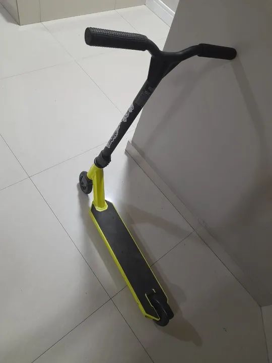 Excelente Patinete OXELO SCOOTERS Cor verde limão com preto - Foto 3