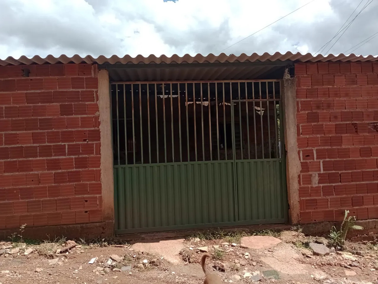 Casa grande de esquina cem mil no dinheiro aceitando negociações também aceito troca