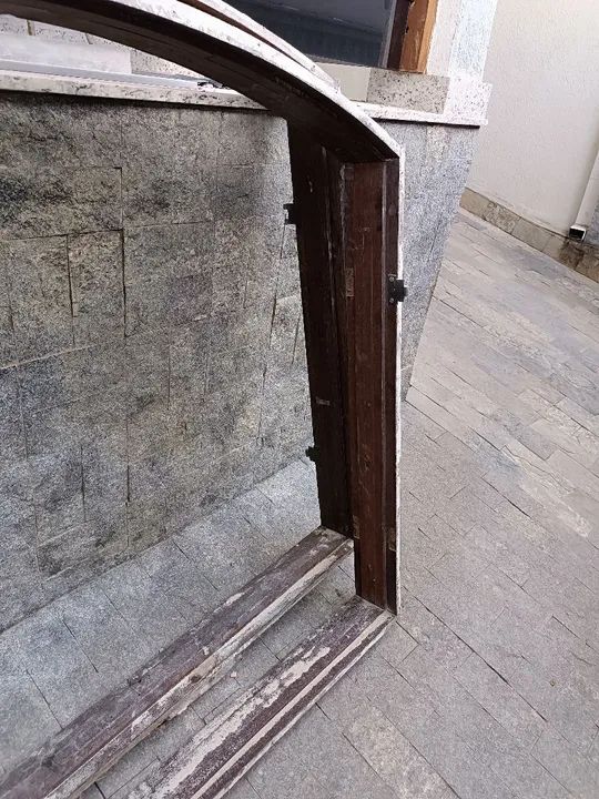 Kit com 2 janelas coloniais de madeira e uma porta de madeira. - Foto 6