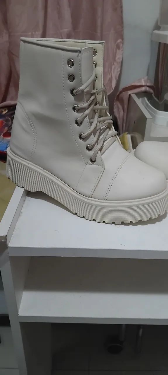 Bota branca de cano baixo