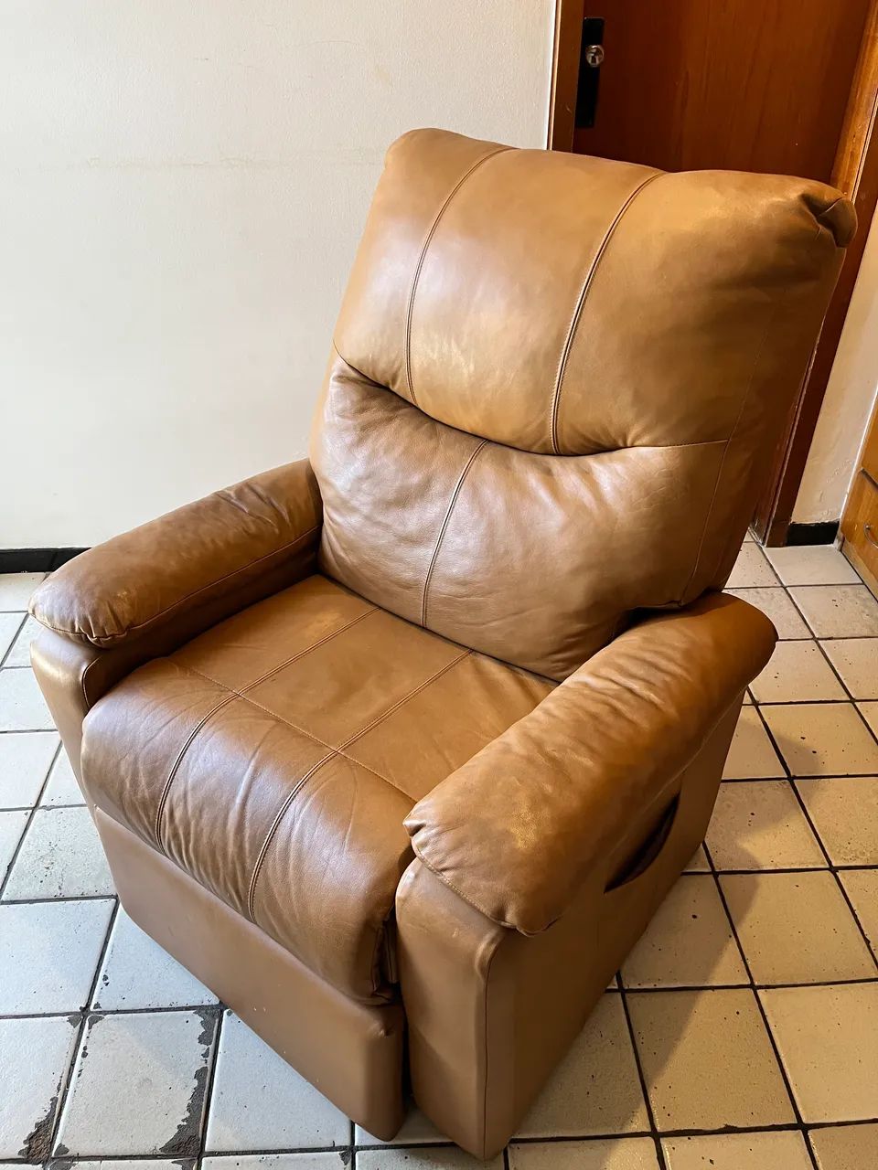 Poltrona do papai! | Reclinável | Em couro | Com bolsão para controle remoto - Foto 3