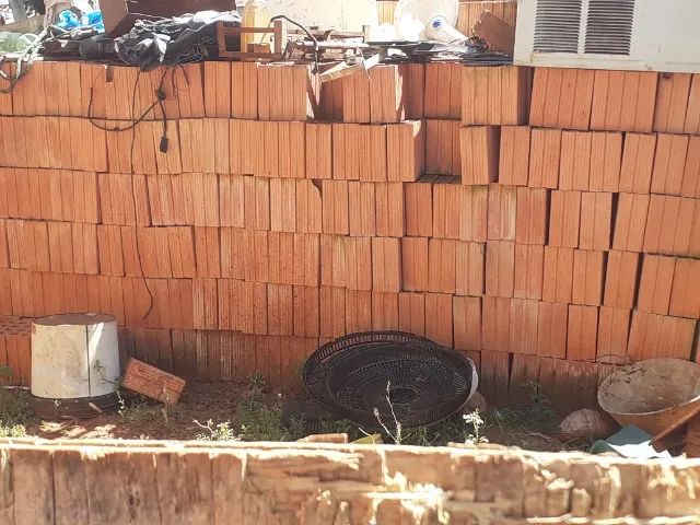 8-hole bricks in Campo Grande, BRL 780 per thousand; total of 2,000 bricks