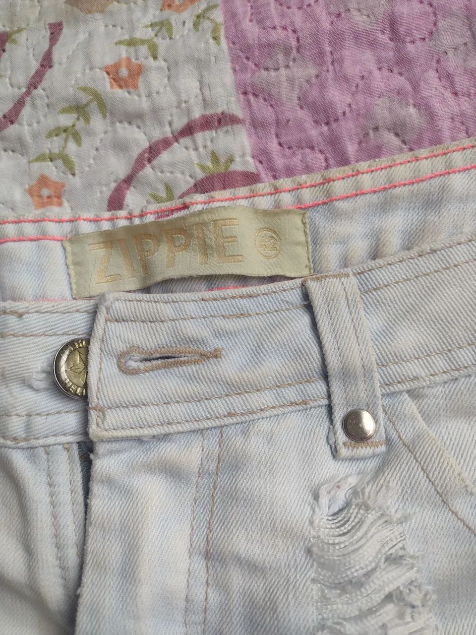 Short Jeans claro  Desfiado com Renda 42 - Foto 2