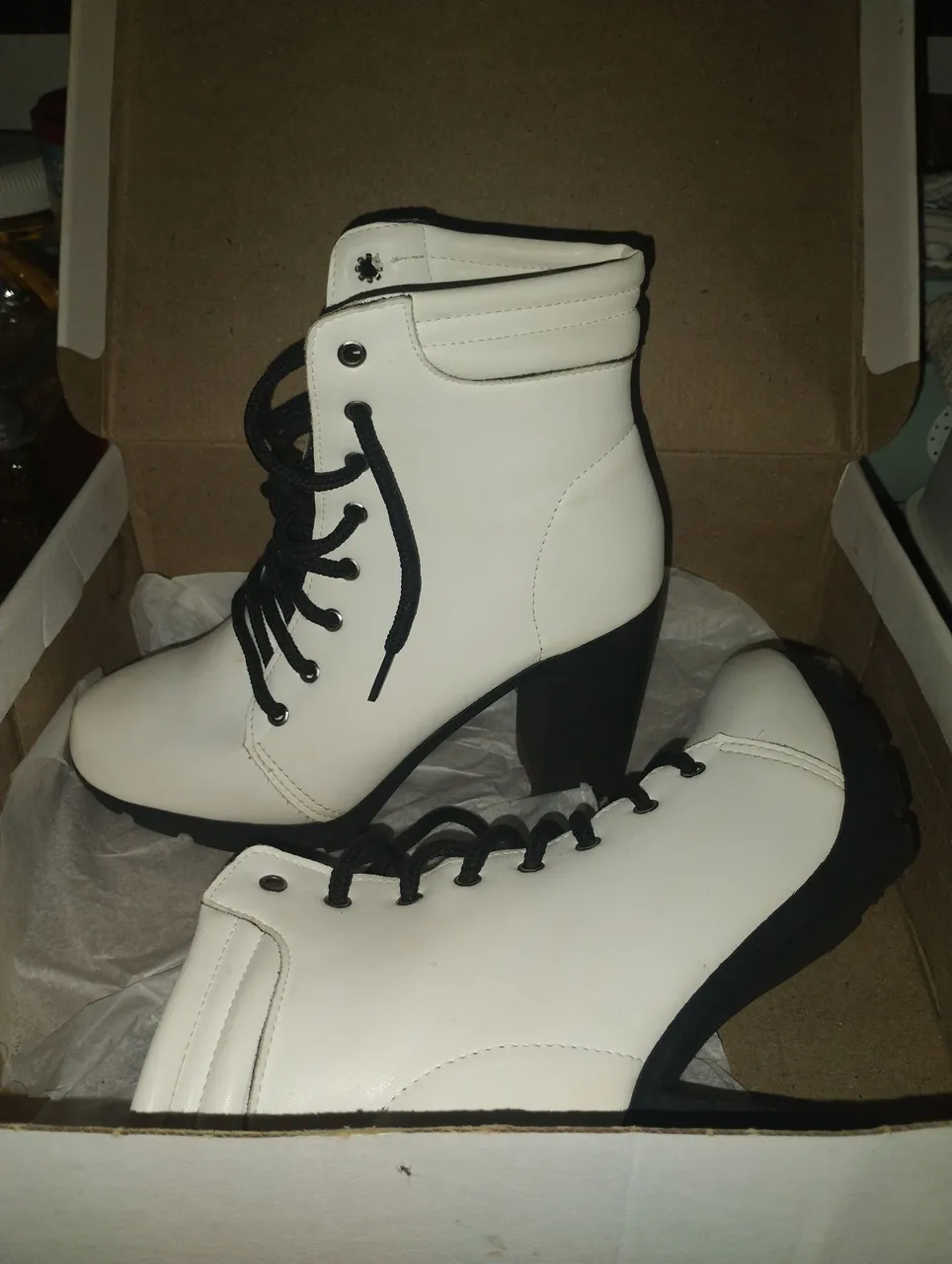 Botas brancas de cano curto