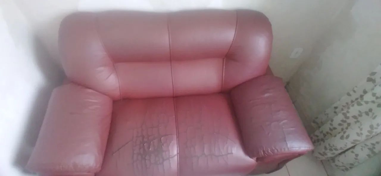 Sofá de couro - 2 lugares.