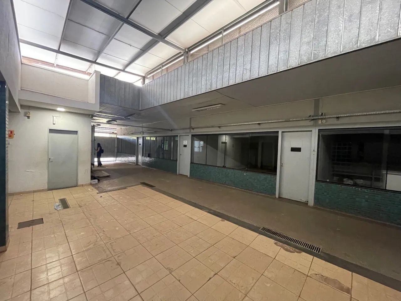 Prédio com 600 m2 em frente a EPNB, com amplo estacionamento