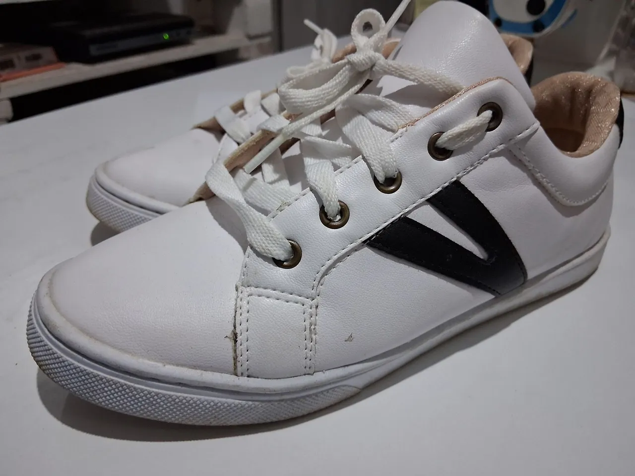 Tênis Branco com Detalhes