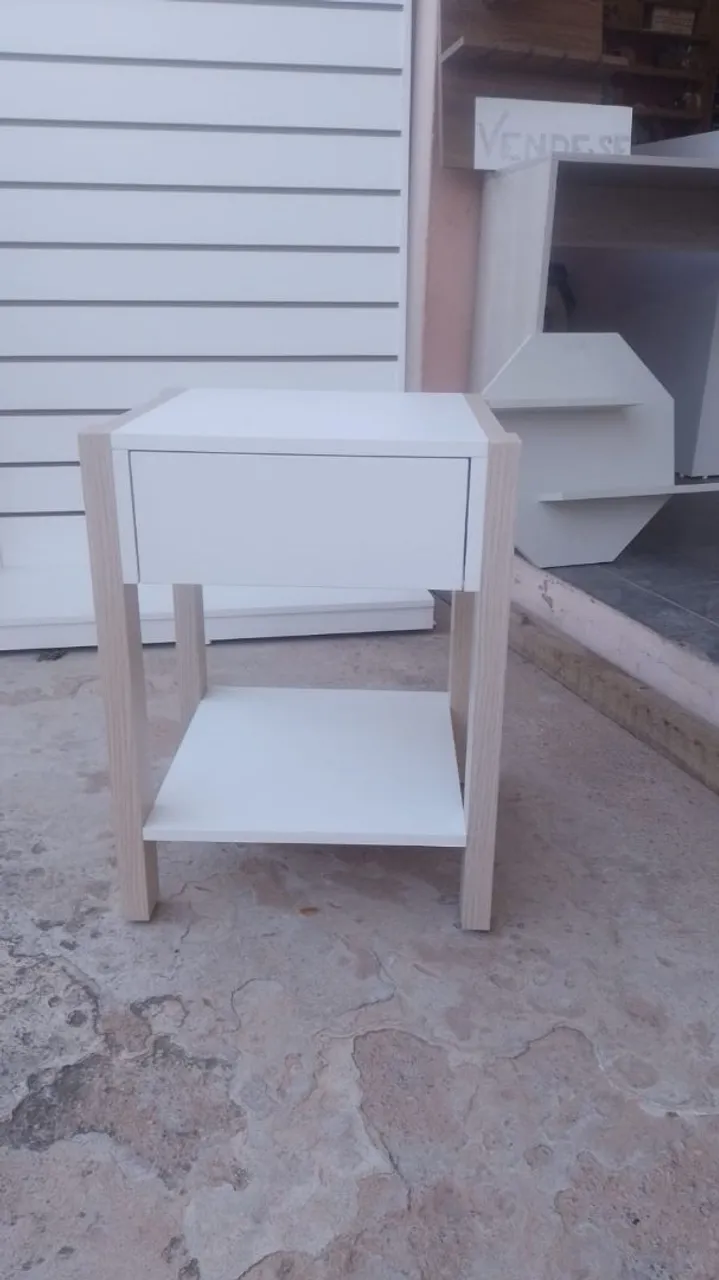 Mesa de cabeceira com gaveta e prateleira