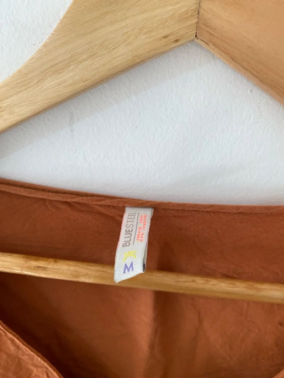 Camisa laranja com botões e manga longa - Foto 2