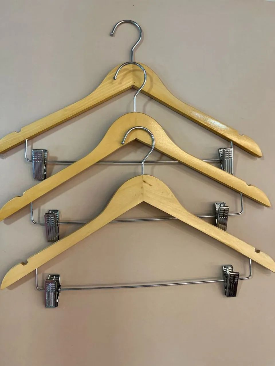 Cabides de madeira com clip para roupas delicadas