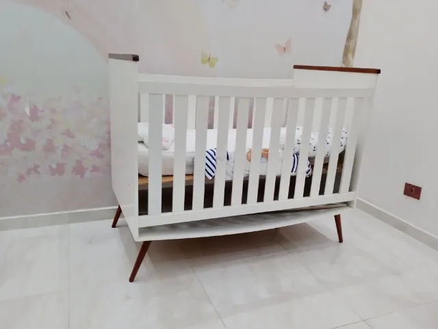 Berço de Madeira com Design Moderno - Excelente Estado