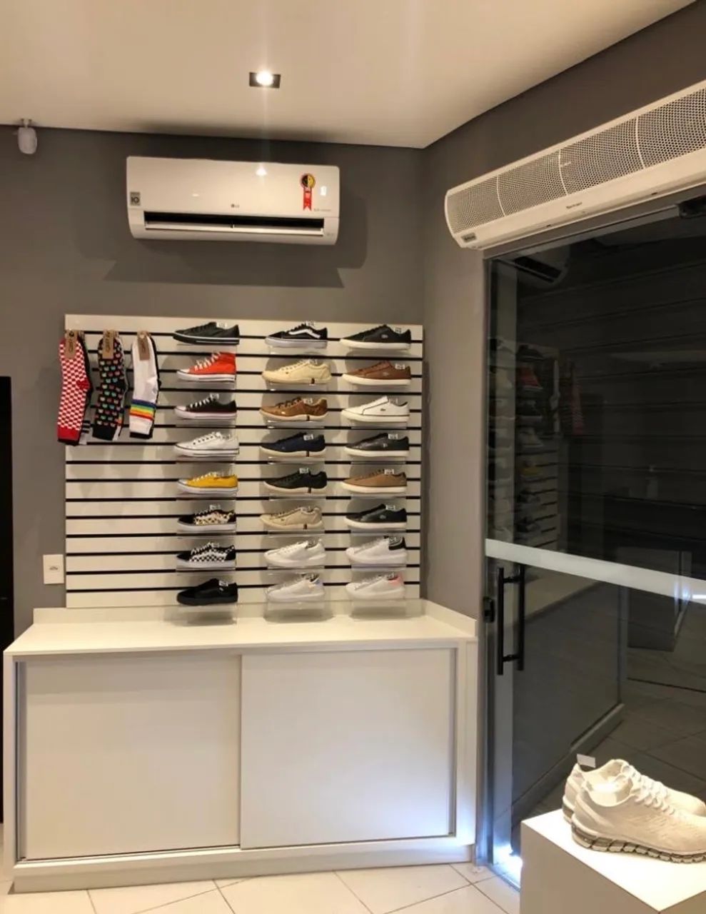 Prateleira em acrílico para painel canaletado