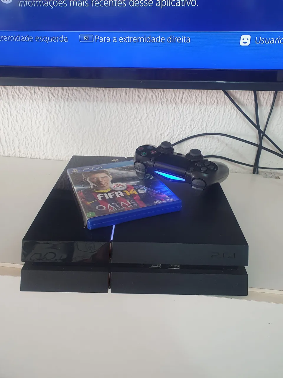 PlayStation 4 com FIFA 14 e Controle