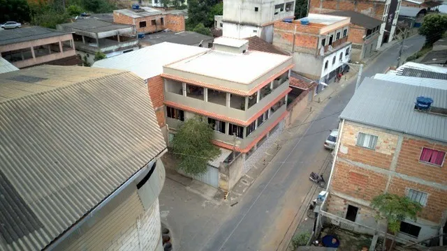 Casa com 2 moradias, vizinha de grandes empresas