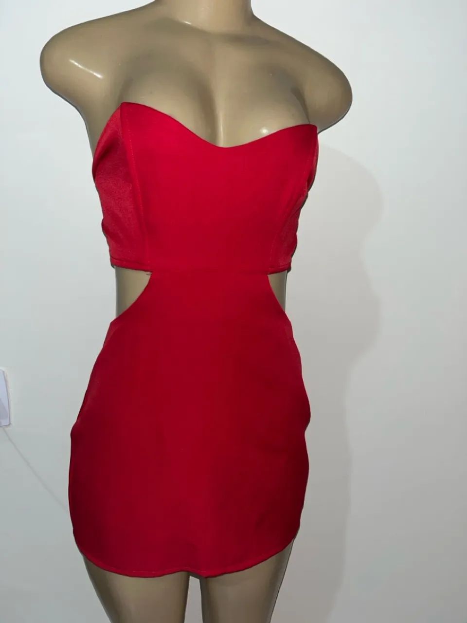 Vestido Vermelho com Recortes - Foto 2