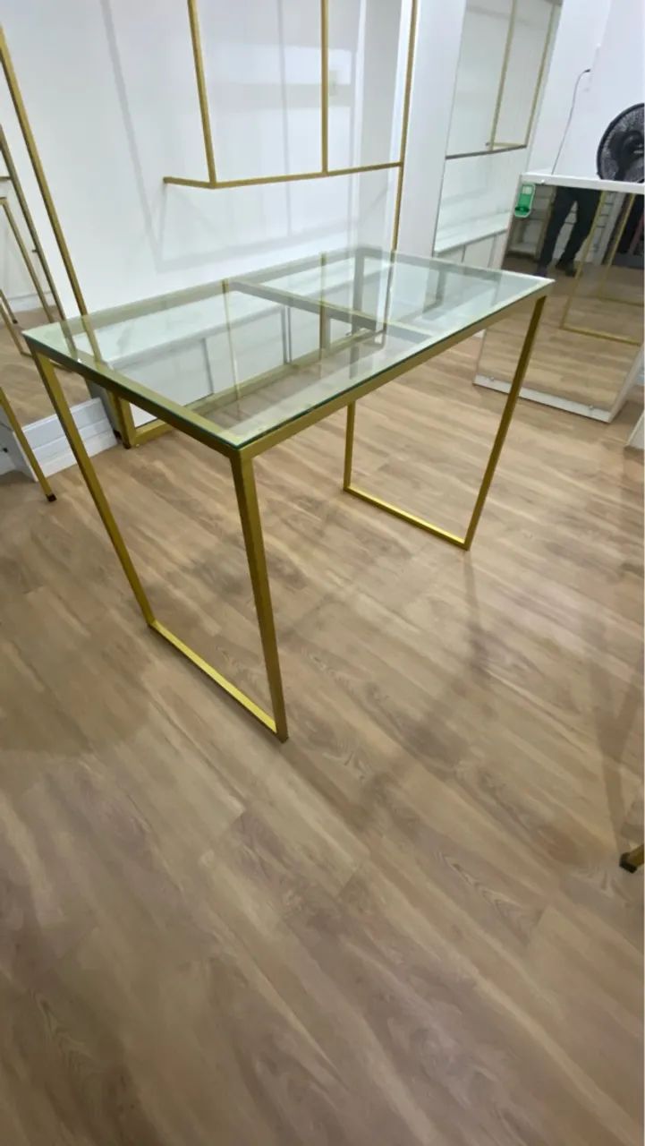 Mesa de vidro com estrutura dourada elegante