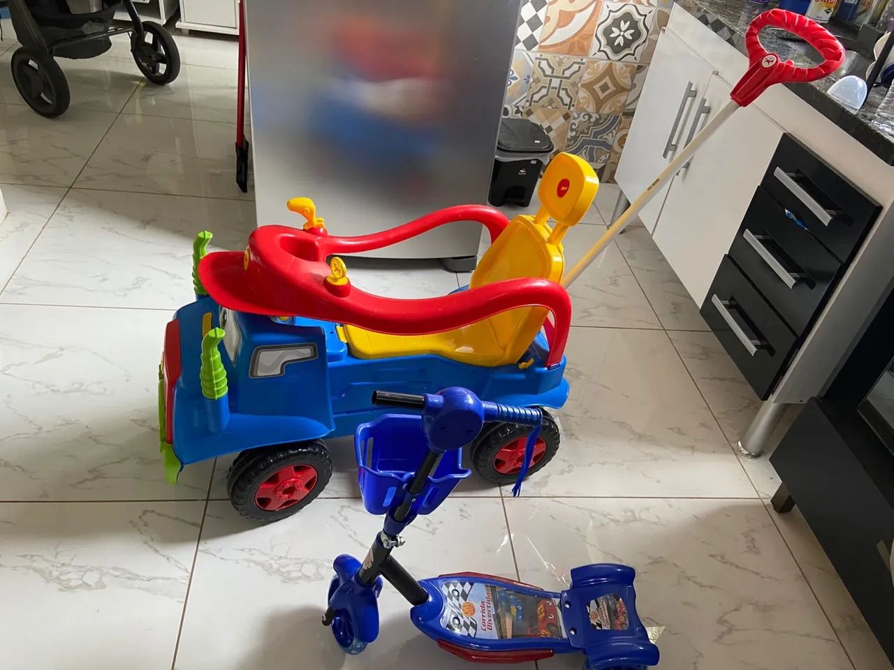 Carrinho de brinquedo para passeio. 