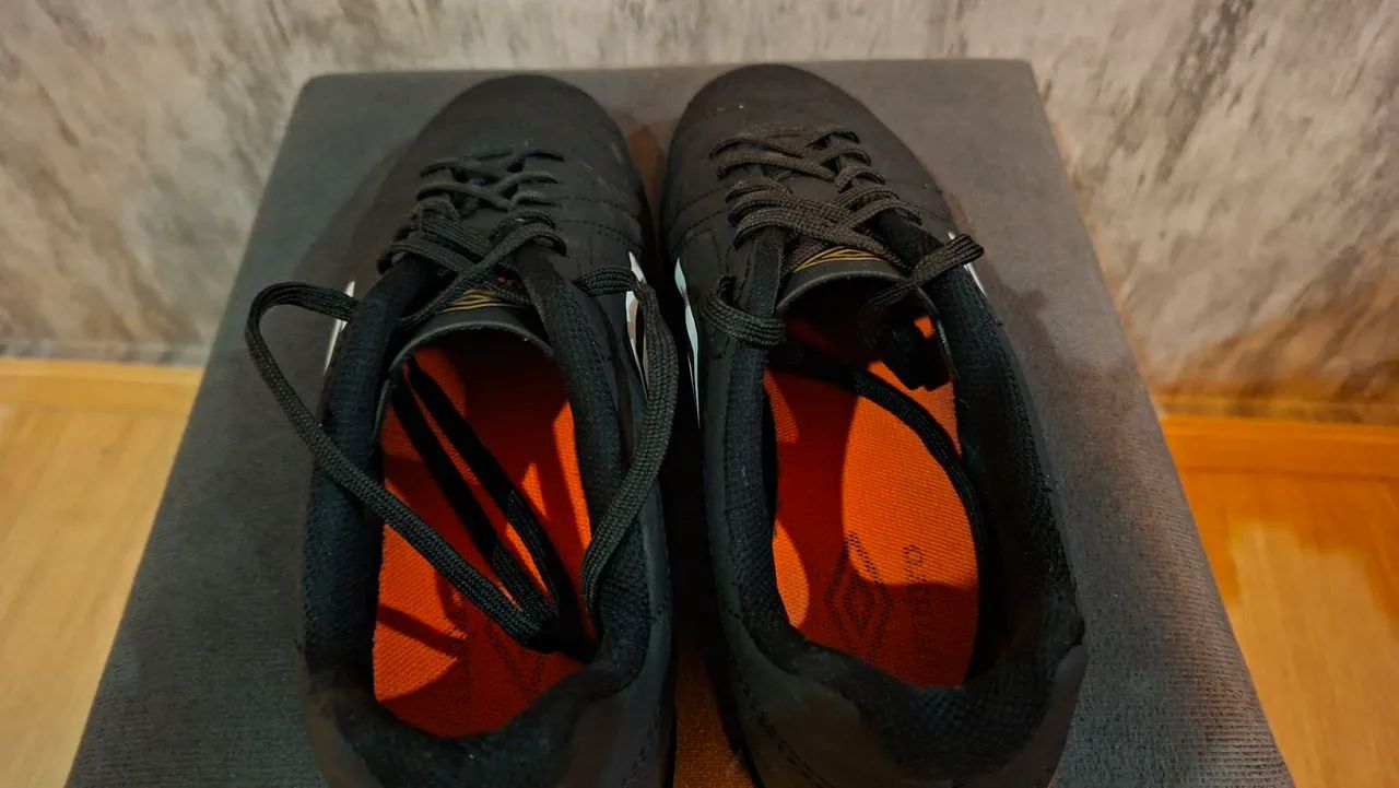 Chuteira umbro neo striker li Society pr - Foto 3