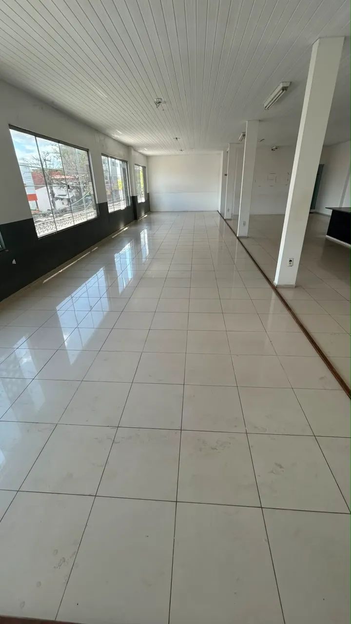 ALUGA-SE PONTO COMERCIAL NA PARTE SUPERIOR DO PRÉDIO 