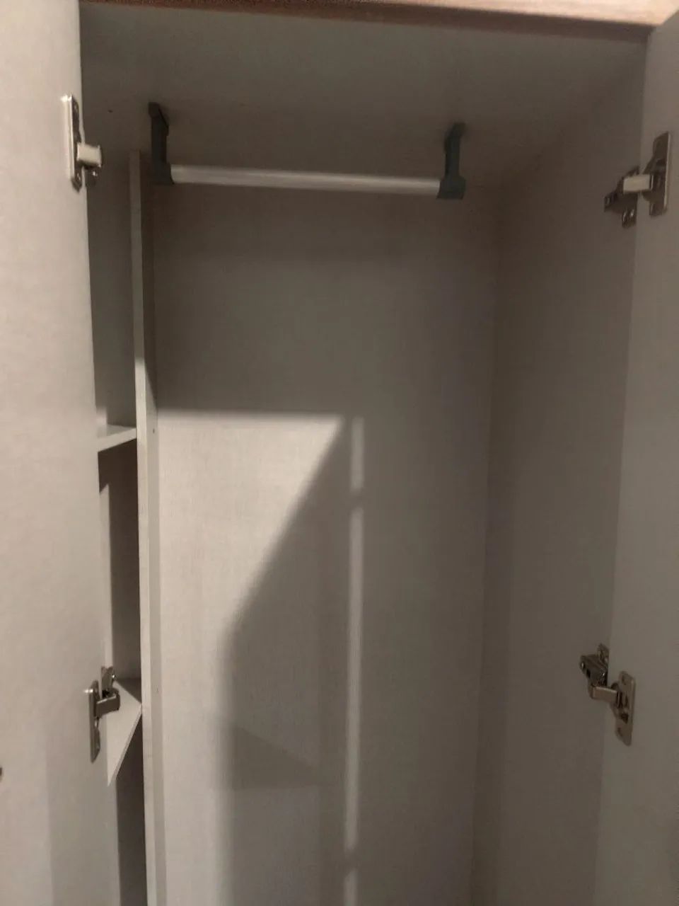 Vendo Guarda roupa com 4 portas e 2 gavetas - Foto 4