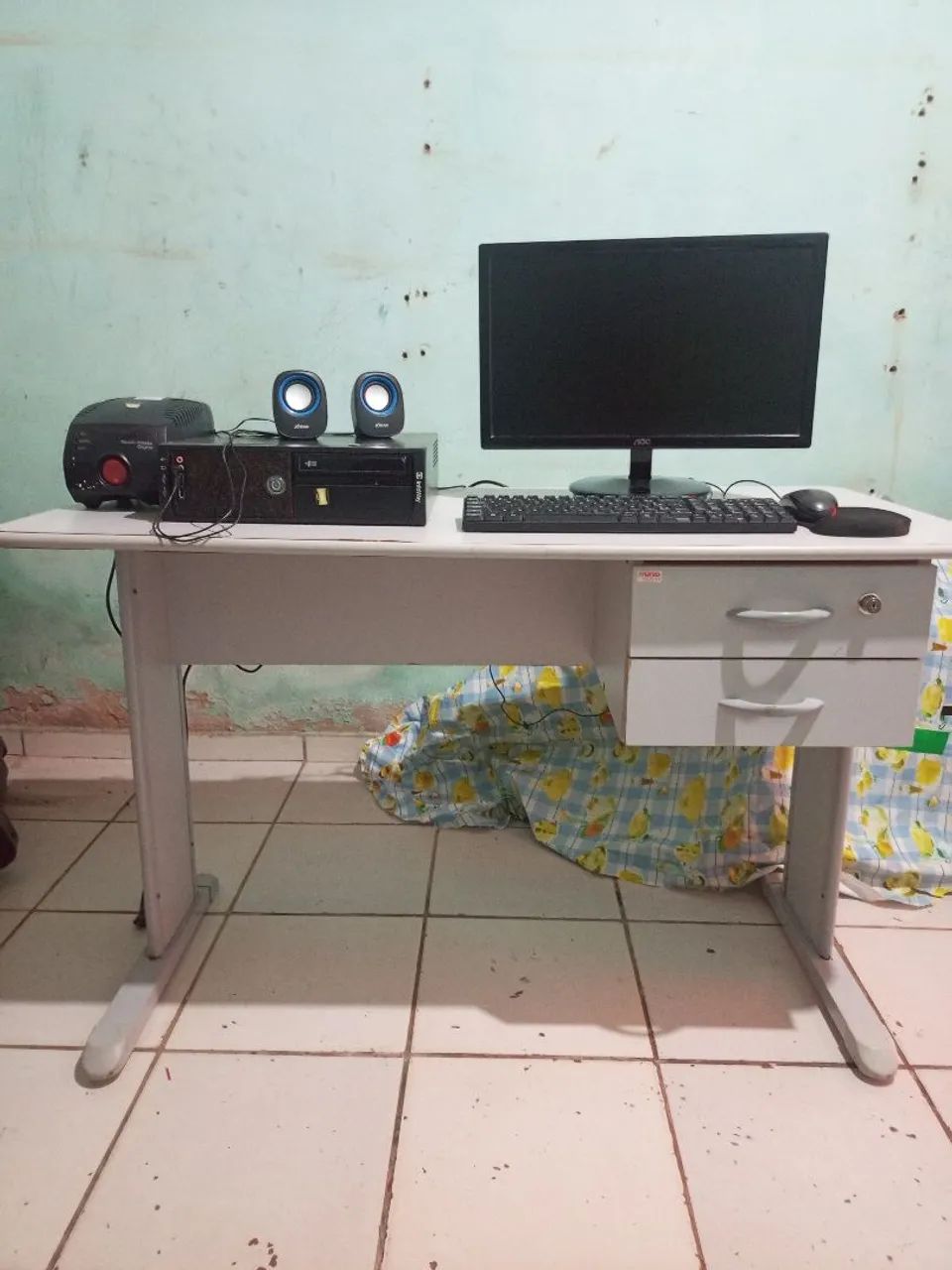 Computador de mesa e escrivaninha 