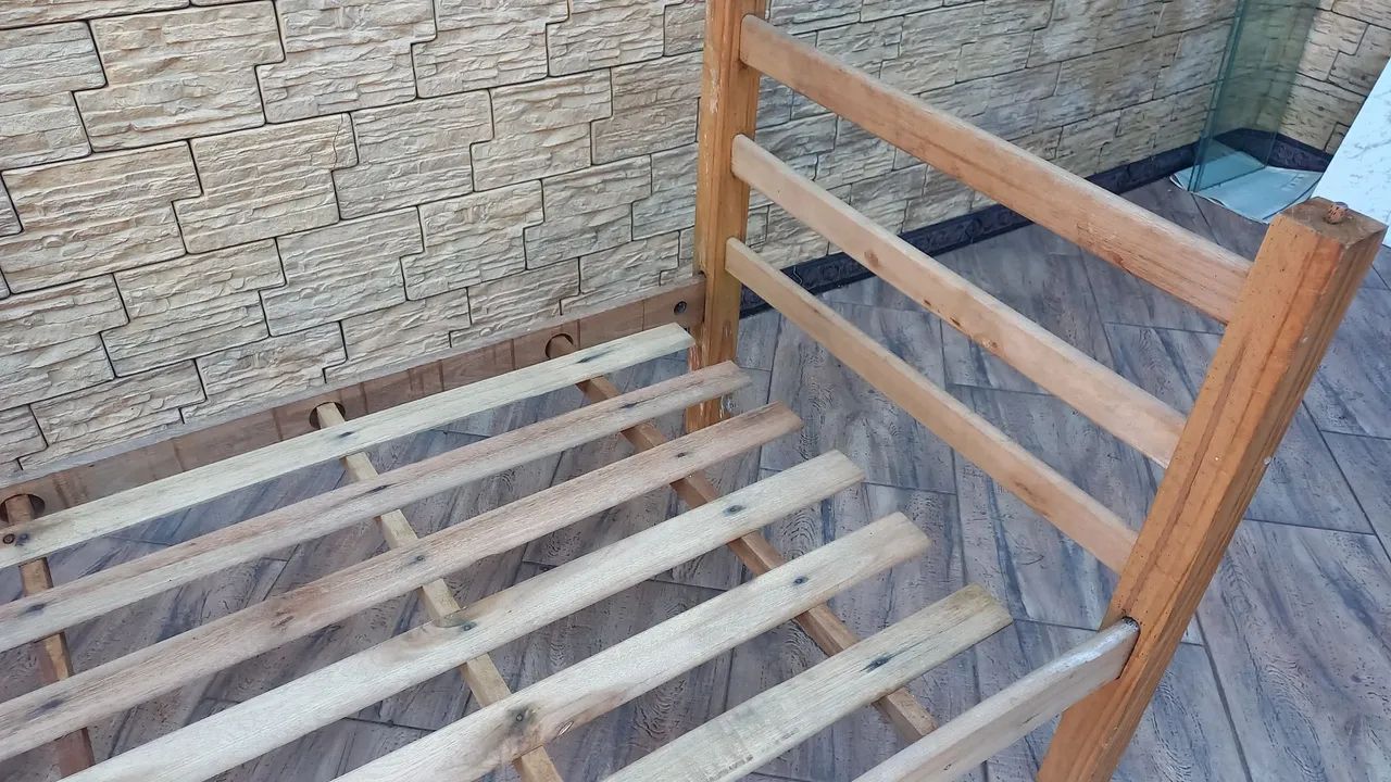 Entrego: Cama de madeira maciça Solteiro usada anos 90 - Foto 2
