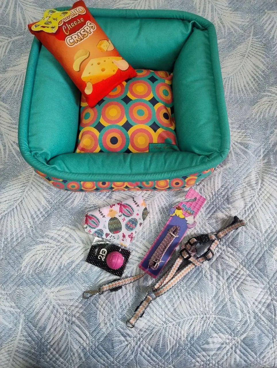 Cama + coleira+ brinquedo pra caes