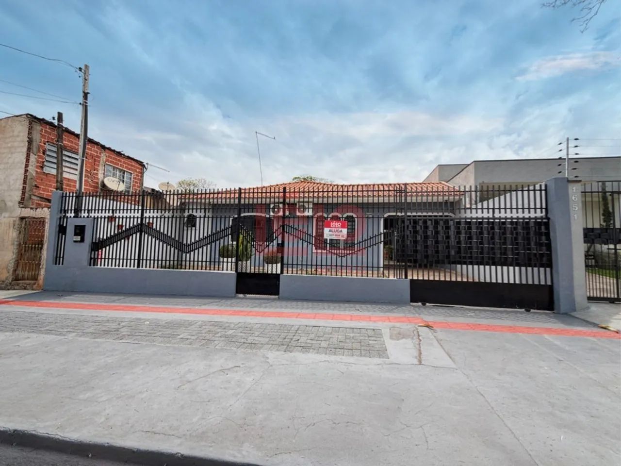 Casa de 3 quartos para alugar em Maringá com suíte, energia solar, edícula e 4 vagas
