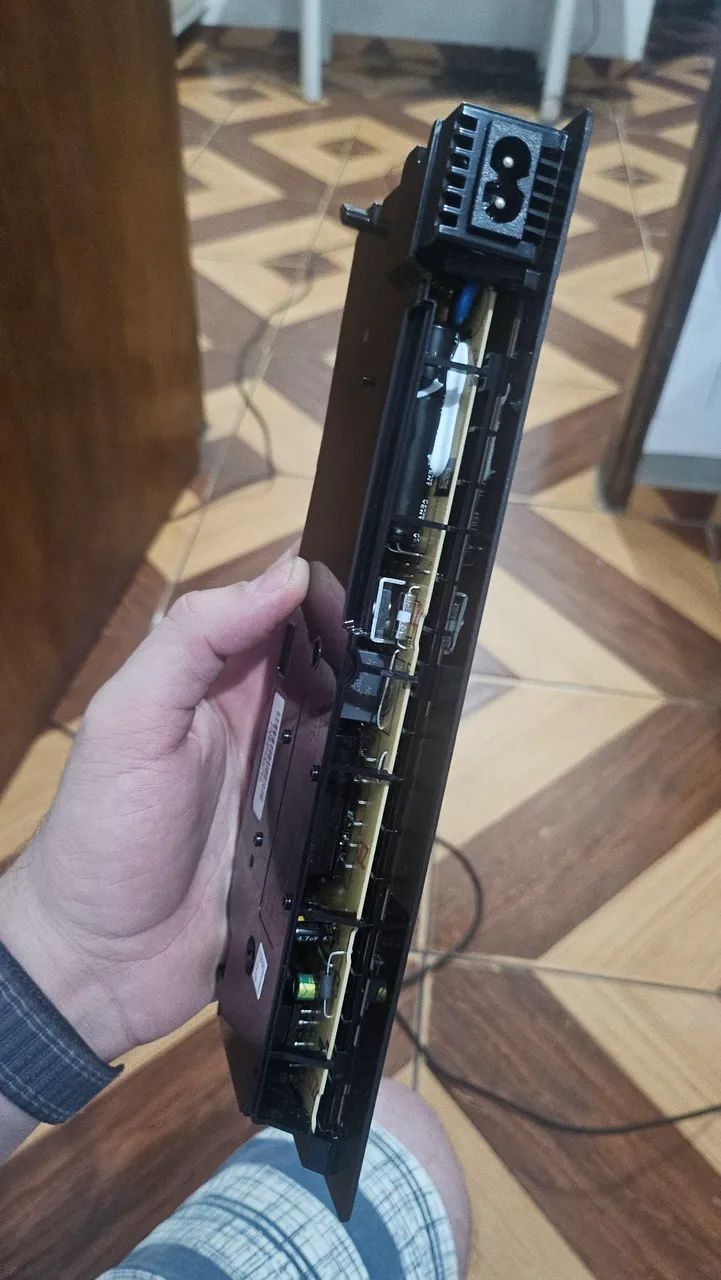 FONTE DE PS4 SLIM COM DEFEITO 