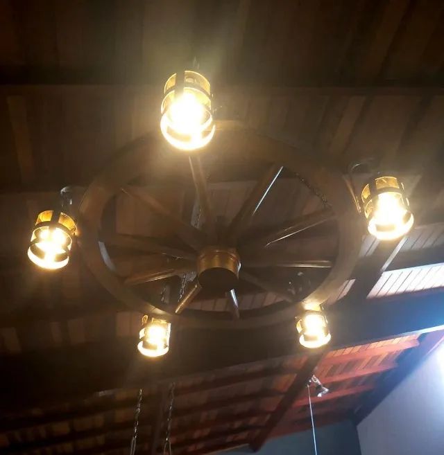 Lustre Rústico Roda de carroça 80cm com 5 Bocais - Em madeira maciça e ferro - Foto 4