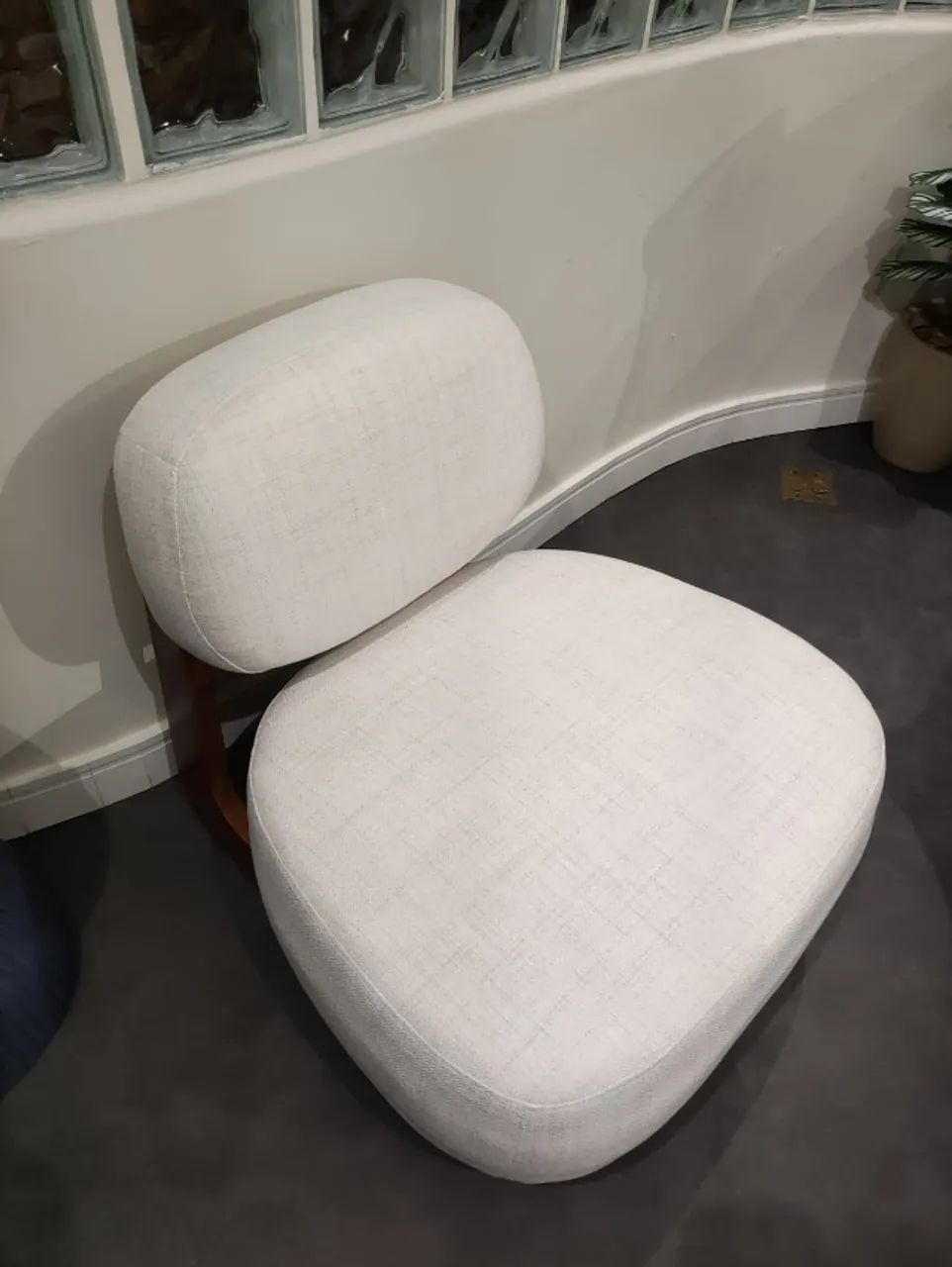 Poltrona Off-White Estofada e Madeia - Foto 2