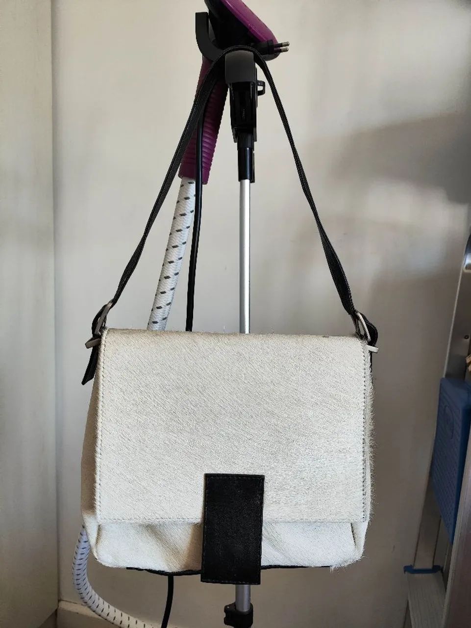 Bolsa Luiza Barcelos couro legítimo e pelos, preta e off white