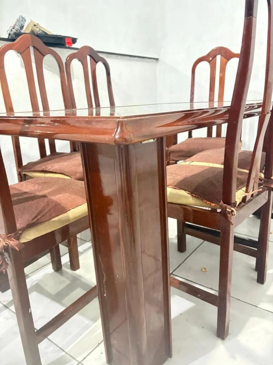 Mesa + 6 Cadeiras em Madeira e Tampo de Vidro