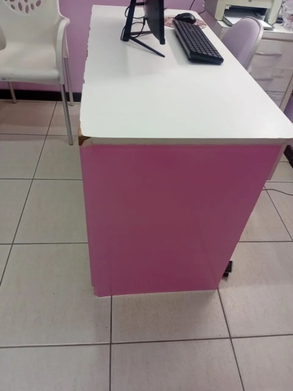 Mesa de Escritório Usada com 2 Gavetas com Plotagem - Foto 3