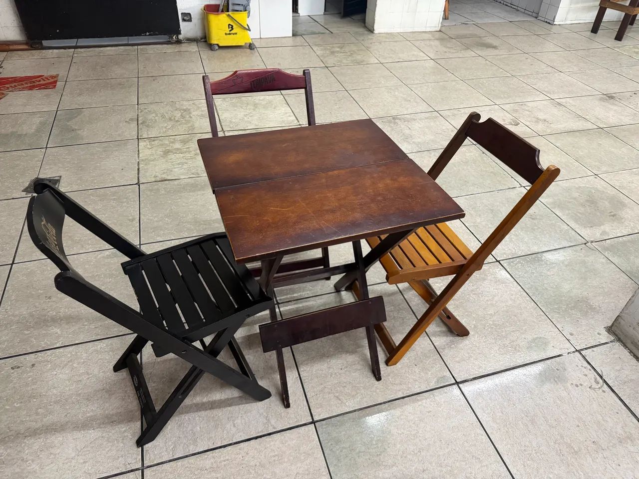 Mesa de madeira com três cadeiras.